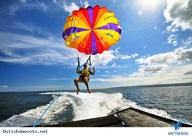 Bay với dù lượn trên mặt biển ở Đảo Cô Tô Con - Ảnh 1 Bay với dù lượn trên mặt biển ở Đảo Cô Tô Con - Ảnh 1