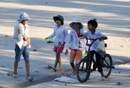 Chùm Ảnh Cuộc Sống Thường Ngày Trên Đảo Cô Tô - Ảnh 9 Chùm Ảnh Cuộc Sống Thường Ngày Trên Đảo Cô Tô - Ảnh 9