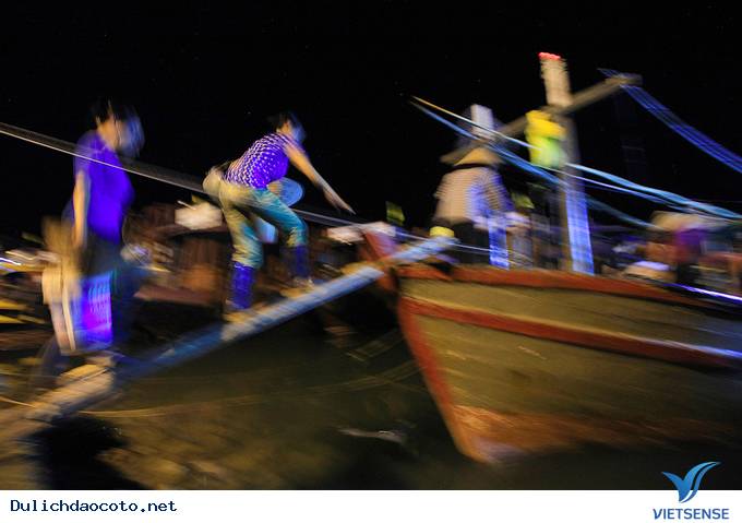 Đông Đúc Tấp Nập Chợ Hải Sản Trên Cầu Cảng Ra Đảo Cô Tô - Ảnh 3