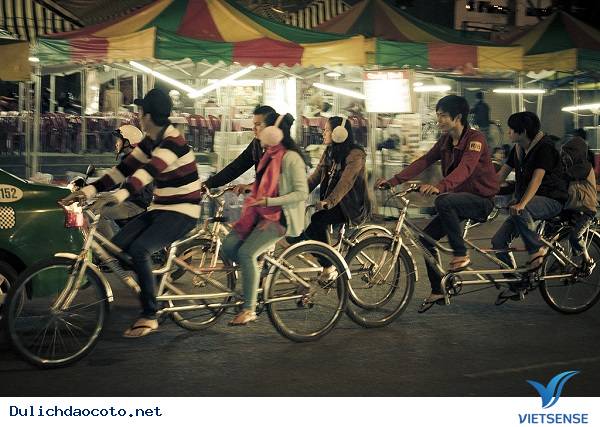 Đạp xe đạp đôi đi dạo vào buổi tối Đạp xe đạp đôi đi dạo vào buổi tối