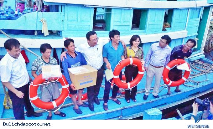 Ủy Ban ATGT Trao Tặng Mũ Bảo Hiểm, Áo Phao Cho Người Dân Cô Tô - Ảnh 2