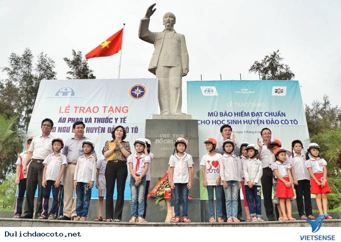 Ủy Ban ATGT Trao Tặng Mũ Bảo Hiểm, Áo Phao Cho Người Dân Cô Tô - Ảnh 1